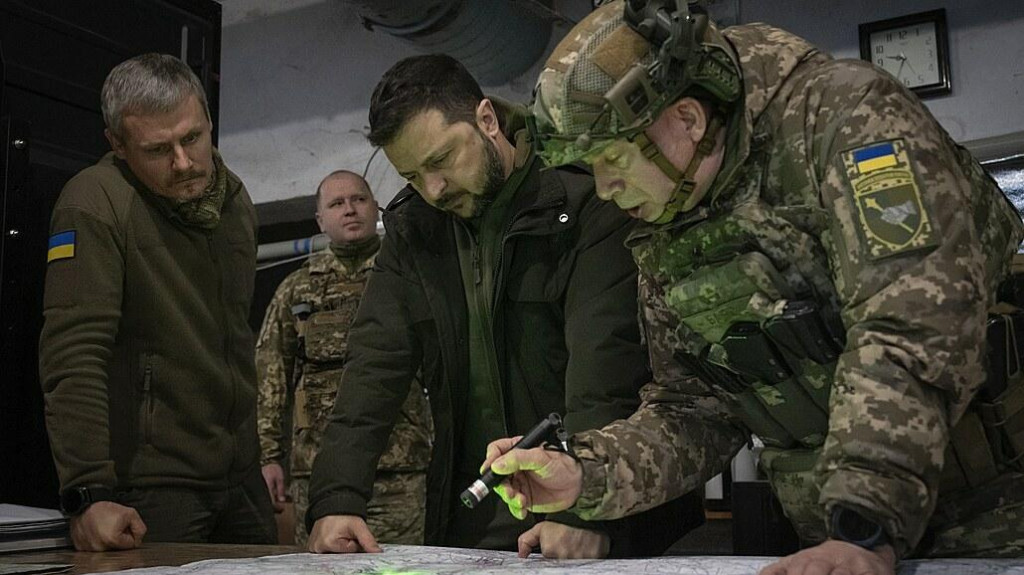 Volodymyr Zelenskyj a Oleksandr Syrskyj študujú v Kupiansku mapu bojiska. (30. novembra 2023). FOTO: TASR/AP
