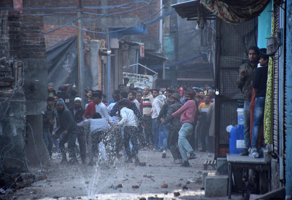 Demonštranti hádžu kamene na políciu počas protestu proti vládnej demolácii v severoindickom meste Haldvani. FOTO: Reuters