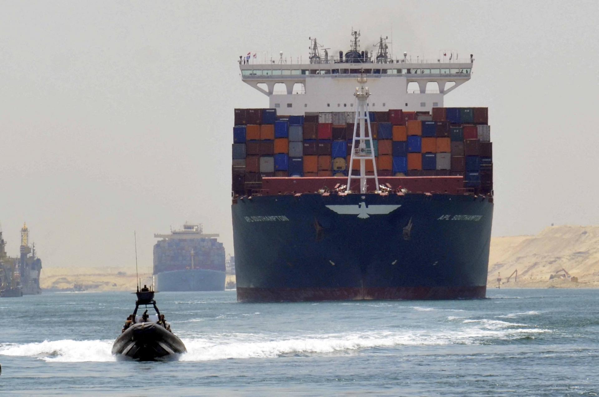 Rusko aj Čínu trápi Suezský prieplav. Kremeľ kritizuje zásahy západnej koalície, Peking vyvíja tlak na Irán