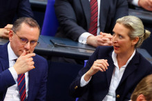 Spolupredsedovia strany Alternatíva pre Nemecko (AfD) Tino Chrupalla a Alice Weidel. FOTO: Reuters