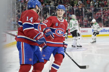 Hráč Montrealu Canadiens Nick Suzuki (s číslom 14) oslavuje s Jurajom Slafkovským (číslo 20). FOTO: Reuters