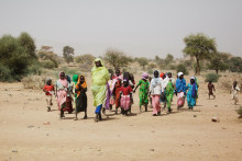 Sudánska žena a deti v Južnom Dáfure. FOTO: Flickr/Olivier Chassot