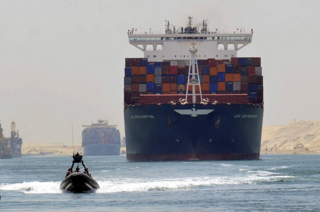 Nákladná loď prechádza cez Nový Suezský prieplav. FOTO: Reuters
