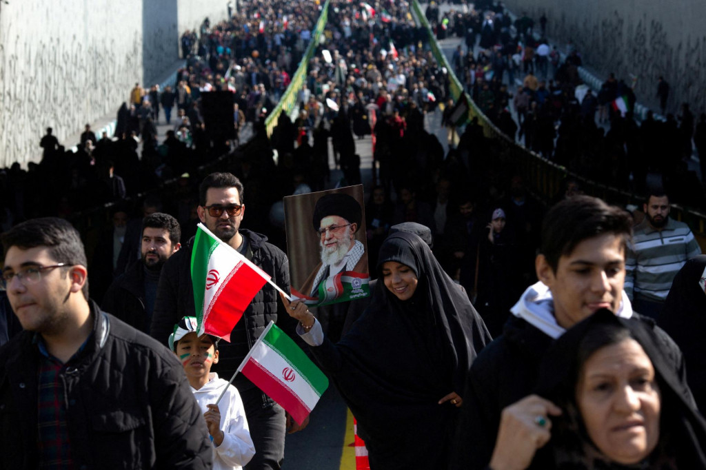 Iránci sa zúčastňujú 45. výročia islamskej revolúcie v Teheráne. FOTO: Reuters