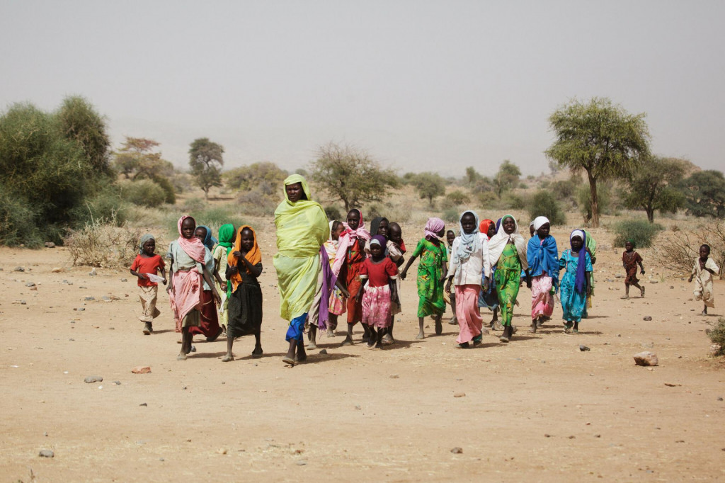 Sudánska žena a deti v Južnom Dáfure. FOTO: Flickr/Olivier Chassot