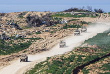 Izraelskí vojaci prichádzajú na vojenských vozidlách do Pásma Gazy. FOTO: TASR/AP