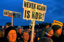 Ľudia protestujú v Mníchove proti rasizmu, antisemitizmu a nenávistným prejavom. FOTO: Reuters