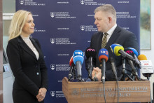 Ministerka hospodárstva Denisa Saková a premiér Robert Fico.

FOTO: TASR/M. Baumann

