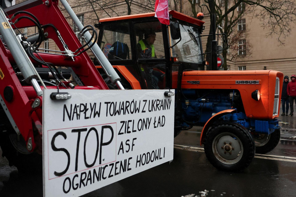 Ilustračná fotografia. Poľský farmár používa traktor na ceste počas protestu proti v Poznani. FOTO: Reuters