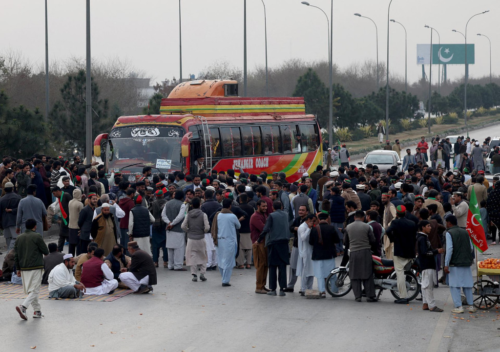 Priaznivci strany pakistanského bývalého premiéra Imrana Chána, Pakistanské hnutie pre spravodlivosť (PTI), blokujú diaľnicu Pešávar-Islamabád v rámci protestu proti výsledkom všeobecných volieb. FOTO: Reuters