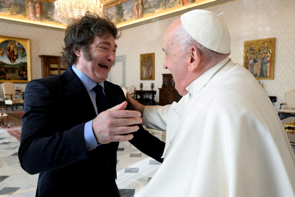 Argentínsky prezident Javier Milei a pápež František počas stretnutia vo Vatikáne. FOTO: Reuters