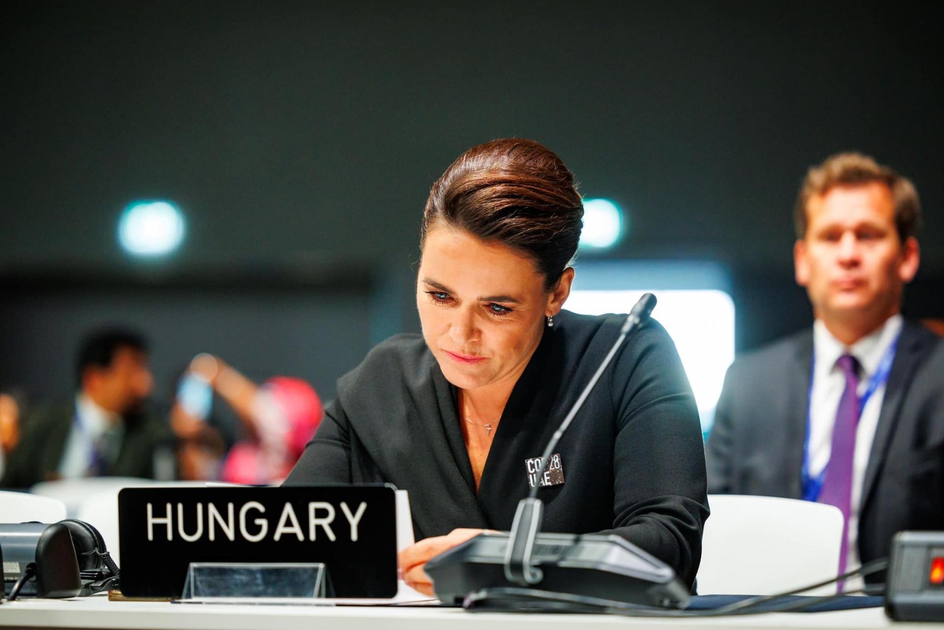 Pád maďarskej prezidentky Novákovej. Tlačil na ňu biskup, pre ktorého by Kati údajne urobila čokoľvek