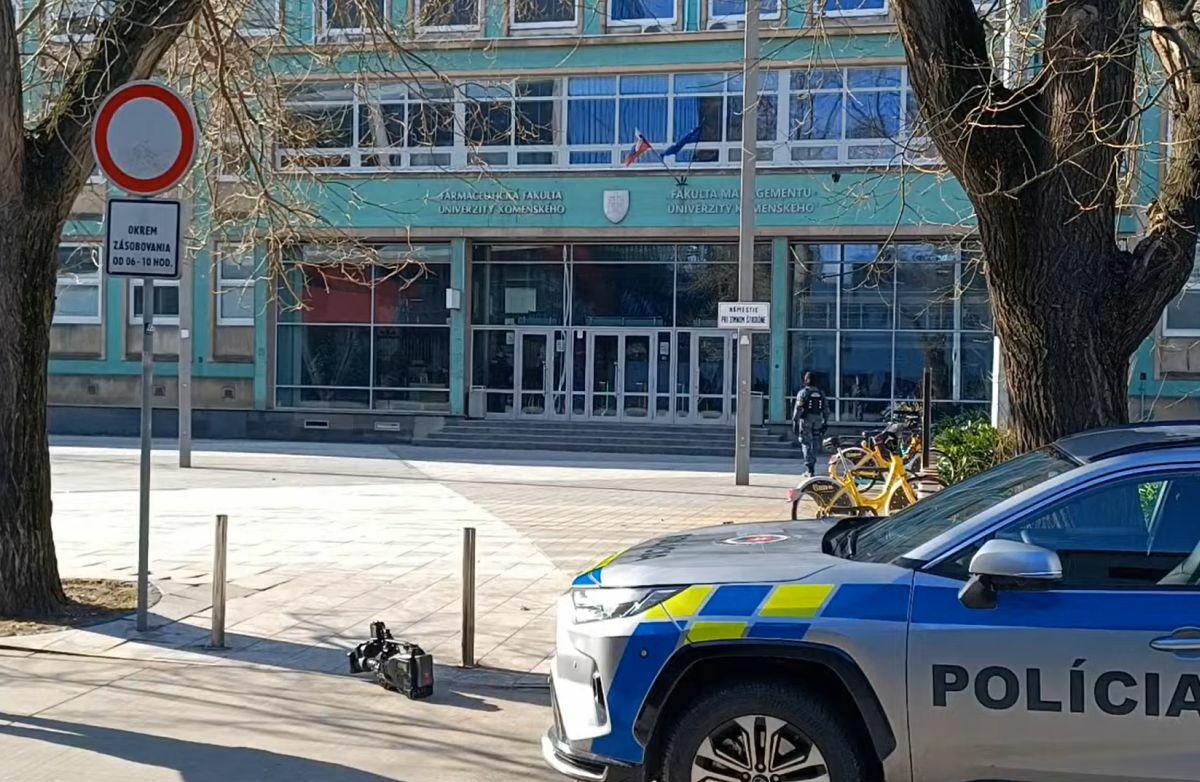 Polícia zasahuje v budove Univerzity Komenského v Bratislave. Prišlo hlásenie o bombe, budovu evakuovali