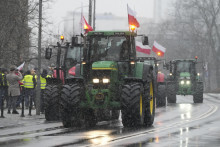 Poľskí farmári protestujú v poľskom meste Poznaň. FOTO: TASR/AP