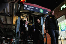 Predseda a generálny riaditeľ Metropolitného dopravného úradu (MTA) Janno Lieber navštevuje miesto streľby na stanici metra Mount Eden Avenue v newyorskej štvrti Bronx. FOTO: Reuters