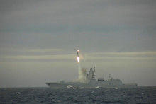 Hypersonická riadená strela Zirkón vypálená z riadenej raketovej fregaty Admirál Gorškov počas testu v Barentsovom mori. FOTO: Reuters