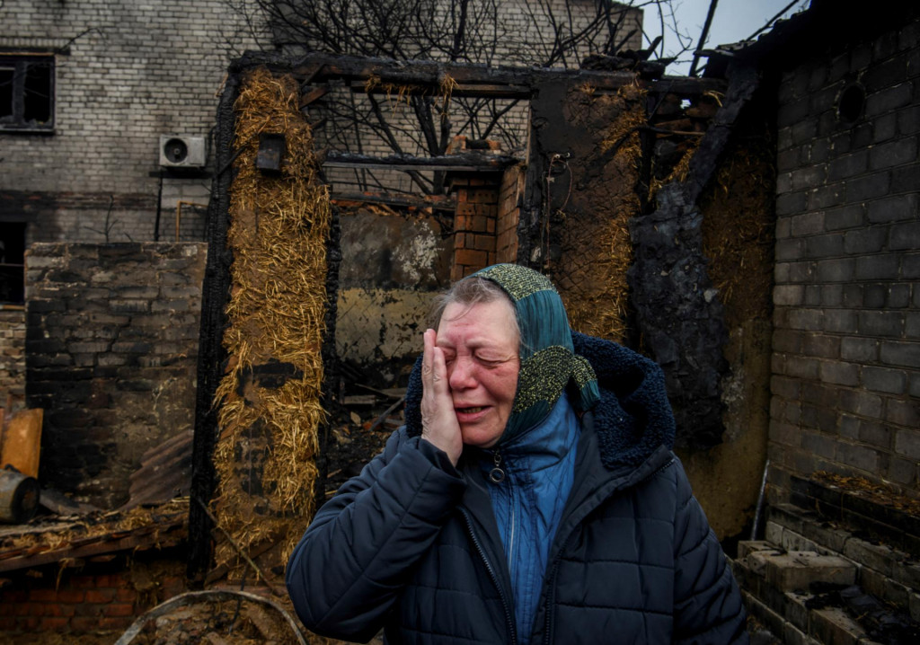 Žena smúti pri zmienke o členoch rodiny, ktorí boli zabití v piatok 9. februára v Charkove na Ukrajine 12. februára. FOTO: Reuters