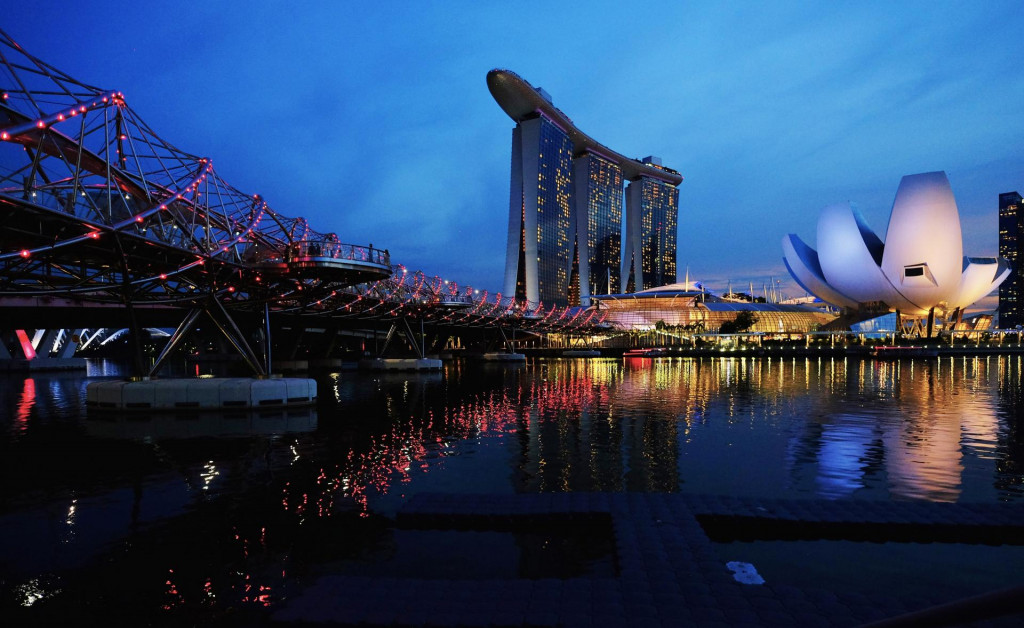 Pohľad na centrálnu časť Singapuru. Vľavo vidieť most The Helix, za ním sa nachádza rezort Marina Bay Sands. FOTO: Reuters