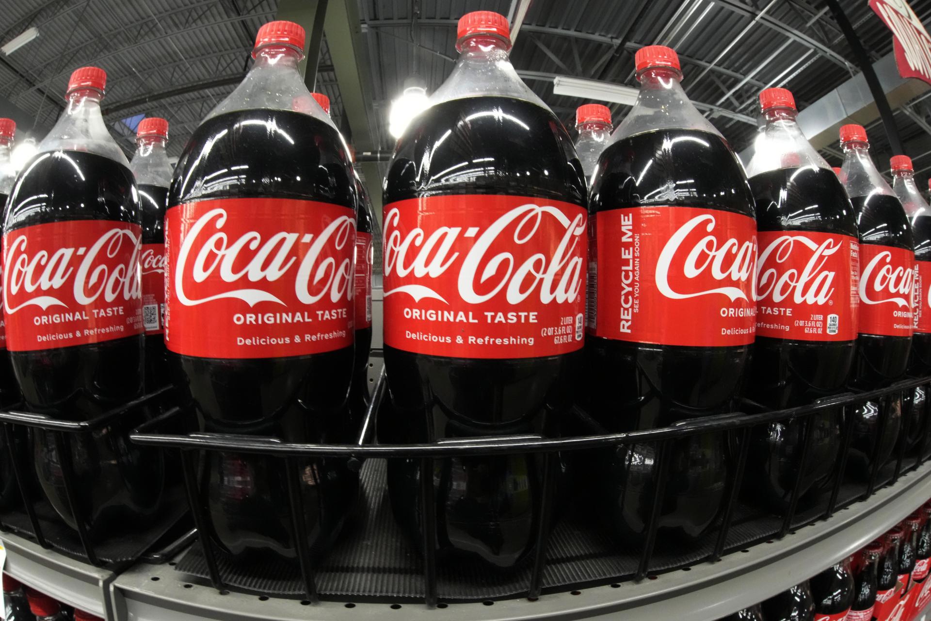 Americká Coca-Cola hasí smäd čoraz drahšími nápojmi. Ikonické fľaše však Slovákov stále lákajú