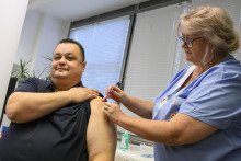 Na sníme odvolaný hlavný hygienik SR Ján Mikas počas očkovania proti chrípke.