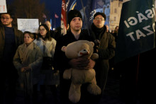 Protest žiadajúci odstúpenie maďarskej prezidentky Katalin Novakovej po tom, čo udelila milosť v prípade sexuálneho zneužívania. FOTO: Reuters