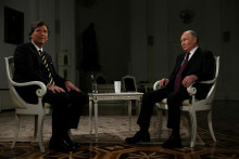 Ruský prezident Vladimir Putin a americký moderátor talkshow a bývalý moderátor televízie Fox News Tucker Carlson