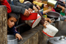 Civilisti v meste Rafah nemajú dostatok potravín, majú obmedzený prístup k liekom a nemajú sa kam dostať do bezpečia. FOTO: Reuters