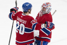 Slovenský útočník Montrealu Juraj Slafkovský a brankár Cayden Primeau oslavujú víťazstvo v zápase hokejovej NHL. FOTO: TASR/AP