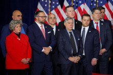 Tím zodpovedný za predvolebnú kampaň Donalda Trumpa. Susie Wilesová celkom vľavo v červenom saku. FOTO: Reuters