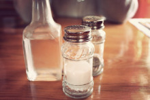 Soľ obohatená draslíkom pôsobí znižuje príjem sodíka.