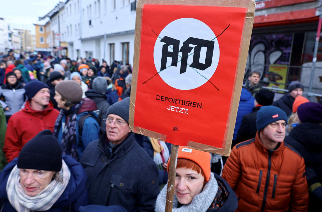 Na transparente s nápisom ”deportujte AfD teraz” počas celoštátnych protestov proti rasizmu a plánom nemeckej krajne pravicovej strany Alternatíva pre Nemecko (AfD) na deportáciu cudzincov. FOTO: Reuters