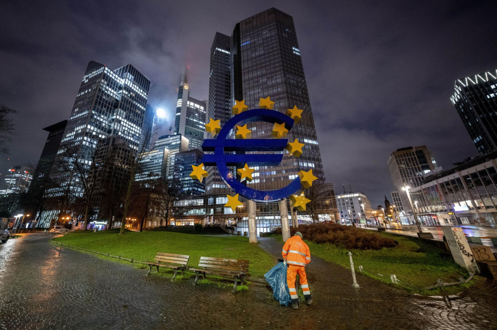 Pracovník mestských služieb zbiera odpadky v okolí bývalého sídla Európskej centrálnej banky vo Frankfurte. FOTO: TASR/AP