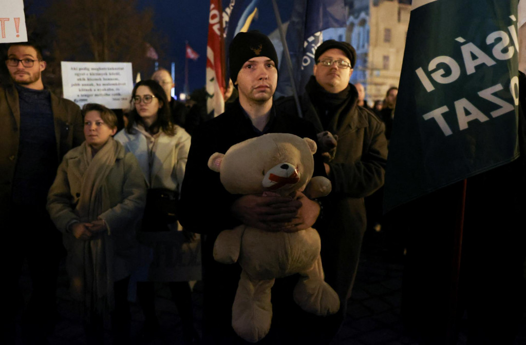 Protest žiadajúci odstúpenie maďarskej prezidentky Katalin Novakovej po tom, čo udelila milosť v prípade sexuálneho zneužívania. FOTO: Reuters