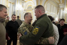 Bývalý veliteľ ozbrojených síl Ukrajiny Valerij Zalužnyj (vpravo) a veliteľ ozbrojených síl Ukrajiny Olexandr Syrskyj. FOTO: TASR/AP
