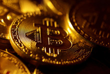 Bitcoin je najznámejšou alternatívou tradičných peňazí, ktorý z neho robí kráľa vesmíru kryptomien. FOTO: REUTERS