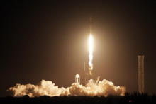 Štart rakety SpaceX Falcon 9 s lunárnym pristávacím modulom Nova-C.