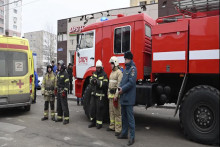Hasiči a záchranári v Belgorode. FOTO: TASR/AP
