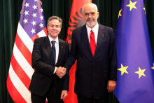 Minister zahraničných vecí USA Antony Blinken a albánsky premiér Edi Rama si podávajú ruky počas stretnutia v Tirane v Albánsku. FOTO: Reuters