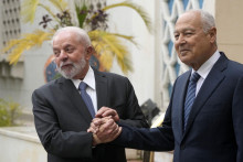 Predseda Ligy Arabských štátov (LAŠ) Ahmed Abúl Gheit (vpravo) si podáva ruku s brazílskym prezidentom Luizom Ináciom Lulom Da Silvom. FOTO: TASR/AP