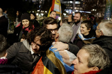 LGBTQ+ aktivisti a priaznivci sa zhromaždili pred gréckym parlamentom pred hlasovaním o zákone, ktorý legalizuje občianske manželstvá osôb rovnakého pohlavia. FOTO: Reuters