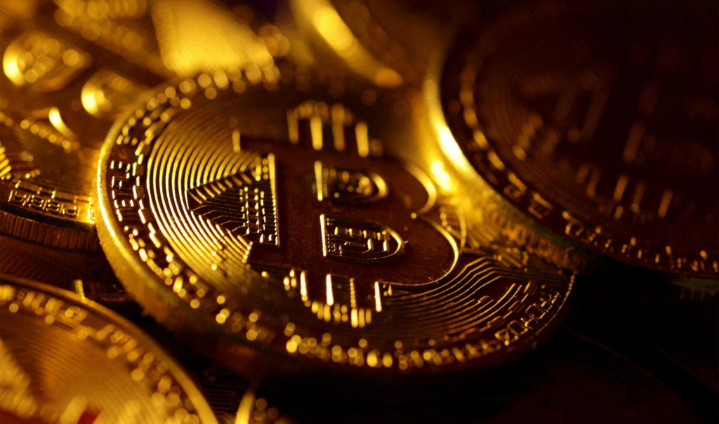 Bitcoin je najznámejšou alternatívou tradičných peňazí, ktorý z neho robí kráľa vesmíru kryptomien. FOTO: REUTERS