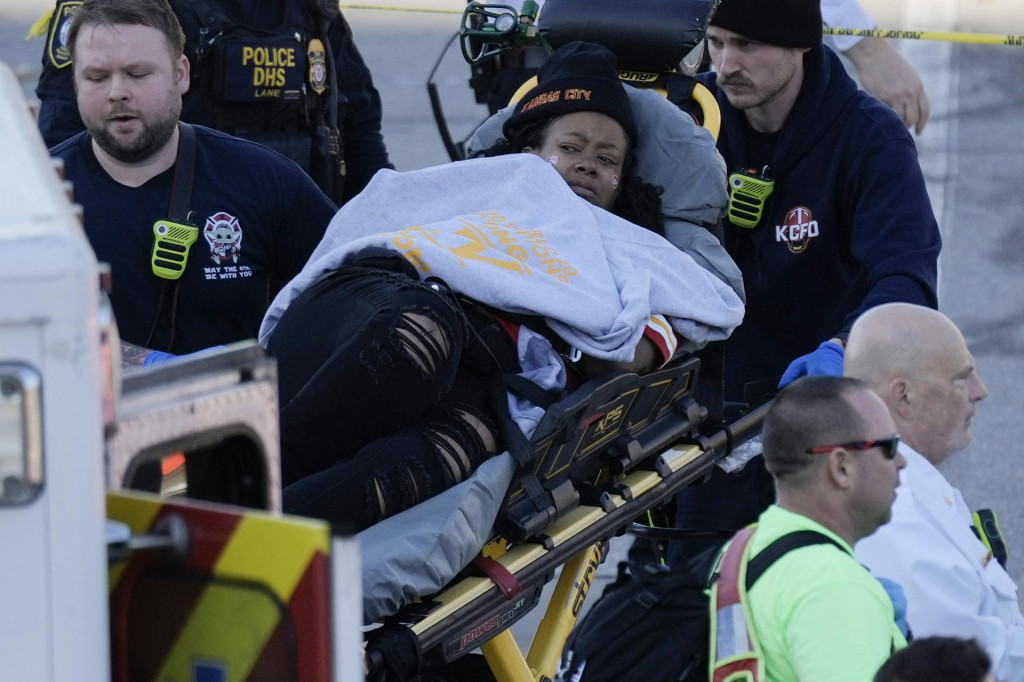 Záchranári odvážajú zranenú osobu pri streľbe počas osláv víťazstva a titulu Super Bowlu tímu amerických futbalistov Kansas City Chiefs v uliciach Kansas City. FOTO: TASR/AP