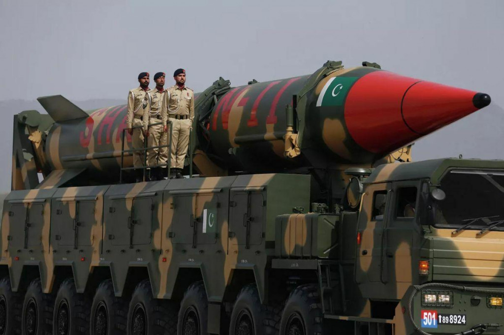 Pakistanská raketa Shaheen-III, ktorá dokáže preniesť jadrové hlavice. FOTO: TASR/AP