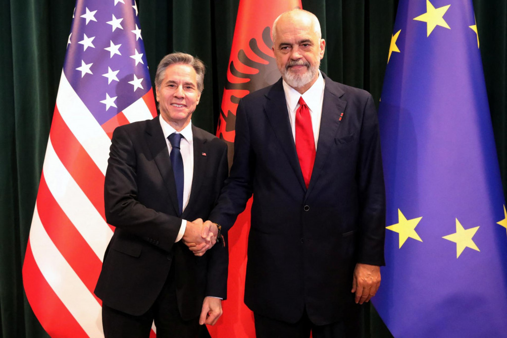 Minister zahraničných vecí USA Antony Blinken a albánsky premiér Edi Rama si podávajú ruky počas stretnutia v Tirane v Albánsku. FOTO: Reuters