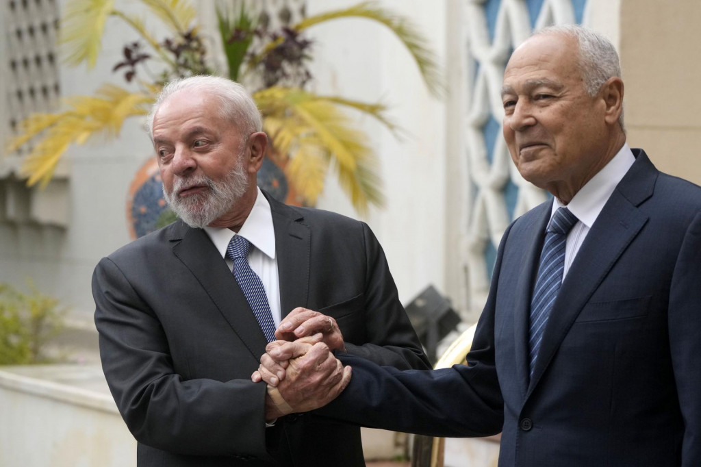 Predseda Ligy Arabských štátov (LAŠ) Ahmed Abúl Gheit (vpravo) si podáva ruku s brazílskym prezidentom Luizom Ináciom Lulom Da Silvom. FOTO: TASR/AP