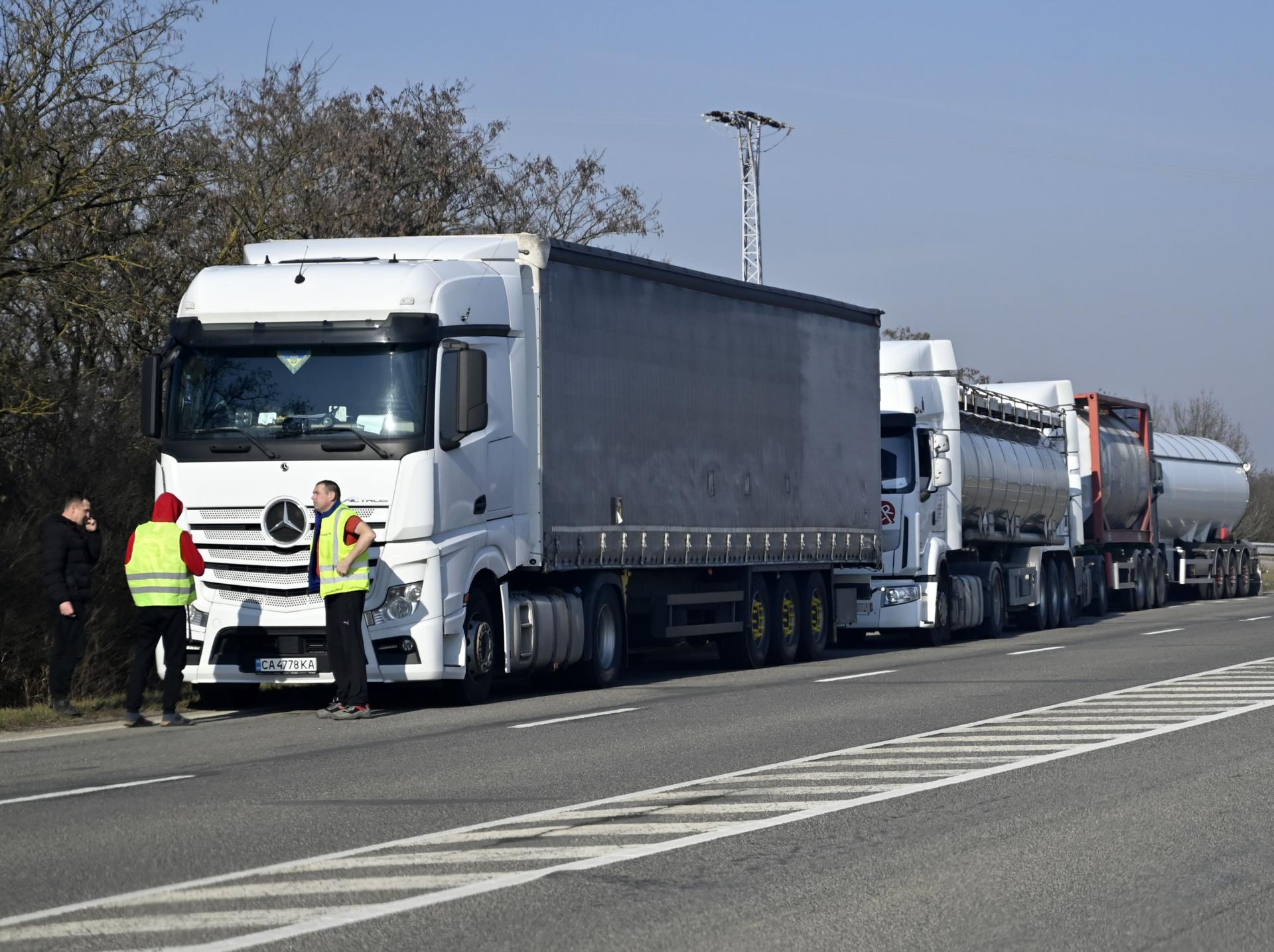 Pred hraničným priechodom Vyšné Nemecké čaká asi 400 kamiónov