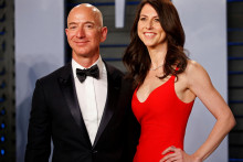 Jeff Bezos sa rozviedol v roku 2019. Majiteľ Amazonu zostal aj tak jedným z najväčších boháčov na svete. FOTO: Reuters