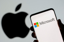 Logá spoločností Apple a Microsoft. FOTO: Reuters
