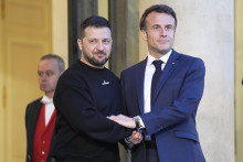 Francúzsky prezident Emmanuel Macron (vpravo) a ukrajinský prezident Volodymyr Zelenskyj. FOTO: TASR/AP
