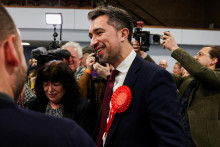 Kandidát Labouristickej strany Damien Egan reaguje po víťazstve v doplňujúcich voľbách do parlamentu. FOTO: Reuters